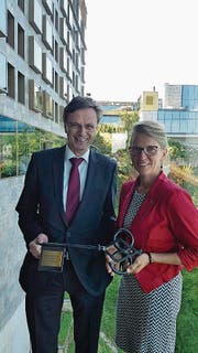Karin Kayser mit ihrem Vorgänger Hans-Jürg Käser. (Bild: PD)