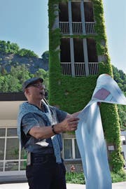 Pfarrer Rolf Kühni betrachtet den Plan zur Neugestaltung der Zwinglikirche. Dabei soll es auch eine Rutschbahn geben. (Bild: Michael Kohler)