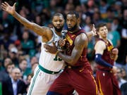Clevelands Superstar LeBron James (rechts) zog im Duell mit Marcus Morris von den Boston Celtics eindeutig den Kürzeren (Bild: KEYSTONE/AP/MICHAEL DWYER)