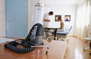 Hausärzte leisten den medizinischen Service public in den Gemeinden. (Bild: Gaëtan Bally/KEY)