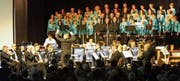 Die Brass Band Ostschweiz und der 60voices-Chor aus Zuzwil spannten am letzten Tag der Kulturbühne in der Zuzwiler Turnhalle zusammen. (Bild: PD)