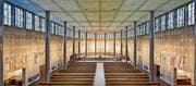 Einblicke in die Kunst des modernen Bauens: (oben) Hauptraum der von Fritz Metzger 1934 erbauten St.-Karl-Kirche, (unten, von links) Unterrichtszimmer in der 1935 von Armin Meili gestalteten Kaserne Allmend, Aussenansicht des Treppenhauses der 1933 realisierten Dula-Schulanlage von Albert Zeyer, Nordfassade der Maihofkirche und des Glockenturms von Otto Dreyer aus dem Jahr 1941. (Bilder: Daniela Burkart, PD)
