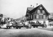 Bei schönem Wetter fuhren oben offene Busse. Saurer-Postautos mit Anhänger am Bahnhof Nesslau um 1925. (Bild: PD)