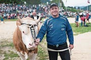 Mit dem Siegermuni namens Sheriff beim Schwarzsee-Titel im Jahr 2012. (Bild: Alessandro della Valle/Keystone (Schwarzsee, 24. Juni 2012))