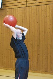 «Fit wie ein Turnschuh» zeigt sich Felix Achermann in der Turnhalle. (Bild: Franz Hess)