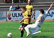 Johannes Hirschbühl versucht Altstättens Goalgetter Adis Hujdur aufzuhalten. (Bild: Yves Solenthaler)