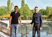 Es ist alles bereit für die Badegäste: Andreas Frei, Leiter Bad, und Fabrizio Hugentobler, Amtsleiter Freizeitanlagen und Sport, auf der Anlage des Freibades. (Bild: Samuel Koch)