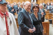 Johann Schneider-Ammann und Doris Leuthard werden von der Vereinigten Bundesversammlung zu ihrer Wahl zum Bundespräsidenten respektive zur Vizepräsidentin des Bundesrats für das Jahr 2016 geehrt. (Bild: Lukas Lehmann/Keystone (Bern, 9. Dezember 2015))