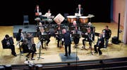 Der Dirigent Marc Draeger gibt den Musikern im Theater Casino den Takt vor. (Bild: Stefan Kaiser (Zug, 12. Mai 2018))