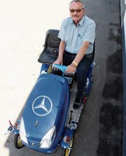 Sepp Kuster wird auch seine Enkel auf seinem Elektrocabrio Platz nehmen lassen. (Bilder: Gert Bruderer)