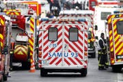 Eine Ambulanz in Frankreich unterwegs zu einem Einsatz (Symbolbild). (Bild: Etienne Laurent / EPA)