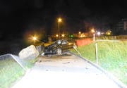 Aus noch ungeklärten Gründen prallte das Auto bei Schindellegi gegen einen grossen Stein. (Bild: PD)