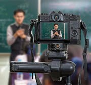 Eine Kamera nimmt den Videoblog eines Lehrers in einem Schulzimmer auf. (Bild: Getty)