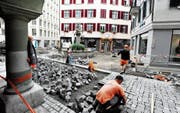 Neupflästerung der Altstätter Marktgasse, 2015. Natursteine für den Strassenbau (benötigt werden sie hauptsächlich für Randabschlüsse) kommen meist aus China oder Vietnam, manchmal auch aus Italien oder Portugal, aber nur selten aus der Schweiz. (Bilder: Max Tinner)
