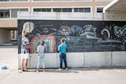 Aktion zur Belebung des Quartiers: Bewohner verzieren den Pavillon in der Feldbreite mit Kreidemalereien. (Bild: Roger Grütter (Emmen, 5. Mai 2018))