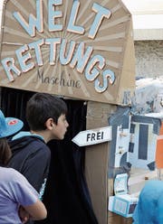 Die Weltrettungsmaschine des Künstlerduos «the agents» war eine der Hauptattraktionen am diesjährigen Info-Markt des Sufo. In der mit viel witzigem Schnickschnack aufgemotzten Kartonschachtel erfährt jeder, welches Talent er zur Rettung der Welt beisteuern kann. (Bild: Reto Voneschen)