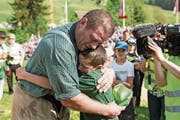 Martin Grab umarmt seinen Sohn Stephan nach dem 125. Kranzgewinn am Schwyzer Kantonalen. (Bild: Alexandra Wey/Keystone (Sattel, 6. Mai 2018))