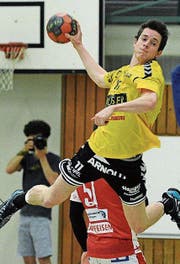 Altdorfs Pascal Aschwanden (am Ball) wirft im letzten Heimspiel sechs Tore. (Bild: Urs Hanhart)
