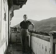 Carl Larsen auf einem Balkon eines Hotels in Adelboden. (Bild: Sher Green-Larsen)