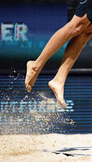 Impressionen vom Beachvolleyturnier in Luzern (von oben links, im Uhrzeigersinn): Russlands Olga Motrich gibt Zeichen, ein Spieler hebt ab, Cheerleader sorgen für Stimmung, Adrian Heidrich (links) und Mirco Gerson jubeln, und Marco Krattiger kümmert sich um den Durchblick. (Bild: Philipp Schmidli (Luzern, 12. Mai 2018))