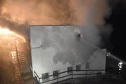 Beim Eintreffen der Feuerwehr quoll Rauch aus dem Dachstock und Flammen loderten empor. (Bild: Kantonspolizei Graubünden)