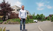 Andreas Rohrer vor seinem Haus am Aamattweg. (Bild: Matthias Piazza (Sarnen, 7. Mai 2018))