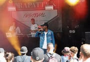 Hardy Nimi bei seinem Auftritt am Rapattack-Festival auf dem Landenberg im vergangenen Jahr. (Bild: Oliver Mattmann (Sarnen, 29. Juli 2017))