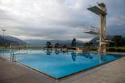 Wenn das Wetter nicht mitspielt: Wolken und Regen - im Bild das Thuner Schwimmbad - halten die Menschen von den Badis fern. (Bild: PETER SCHNEIDER (KEYSTONE))