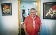 Der Kreuzlinger Künstler Kurt Lauer posiert vor seinen Bildern in der Seeburg. (Bild: Andrea Stalder)