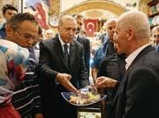 Präsident Recep Tayyip Erdogan bei der Eröffnung eines Basars (Bild: AFP)