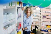 Die Inhaberin Simone Spillmann richtet die Apotheke feierlich her. Bild: Stefan Kaiser (Zug, 8. Mai 2018)