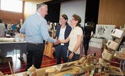 Die Aussteller führen an der Tischmesse in der Turnhalle Turmatt angeregte Gespräche. (Bild: Marion Wannemacher (Stans, 4. Mai 2018))