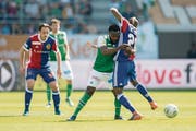 Nzuzi Toko gegen Geoffroy Serey. (Bild: Urs Bucher)