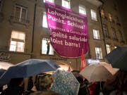 Teilnehmerinnen des Frauenkongresses zeigen ein Plakat mit den Aufschriften "Verfassung respektieren: Lohngleichheit Punkt. Schluss!" Damit reagierten sie auch auf einen Entscheid des Ständerates. (Bild: KEYSTONE/ANTHONY ANEX)