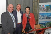 Präsident Andreas Amschwand (links) mit Geschäftsführerin Martha Bächler und dem scheidenden Vizepräsidenten Niklaus Bleiker. (Bild: Robert Hess (Sachseln, 8. Mai 2018))