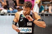 Impressionen vom Beachvolleyturnier in Luzern (von oben links, im Uhrzeigersinn): Russlands Olga Motrich gibt Zeichen, ein Spieler hebt ab, Cheerleader sorgen für Stimmung, Adrian Heidrich (links) und Mirco Gerson jubeln, und Marco Krattiger kümmert sich um den Durchblick. (Bild: Philipp Schmidli (Luzern, 12. Mai 2018))
