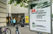 Über Ladenöffnungszeiten wurde in den vergangenen zwanzig Jahren in verschiedenen Kantonen abgestimmt. Im Bild ein Plakat für den Thurgauer Urnengang von 2002. (Bild: Nana do Carmo - 21. September 2002)