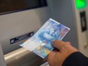 Die Lohnschere hat sich in der Schweiz zwischen 2008 und 2016 leicht geschlossen. Im Schnitt verdienen Arbeitnehmende 6502 Franken im Monat. (Bild: KEYSTONE/DOMINIK BAUR)
