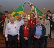 Ernst Eugster, Kantonalfähnrich SGBV, Doris Gmür, Valentin Büchler, Alois Wenk, Paul Frei, Josef Wenk, Peter Wohlgensinger und Franz Frey, Fähnrich Veteranenvereinigung (hinter von links), Hanspeter Gross, Werner Brunner und Ueli Raschle (vorne von links). (Bild: Peter Jenni)