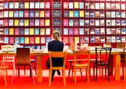 Bücherflut: An der Frankfurter Buchmesse werden jeweils 80 000 neue Titel vorgestellt. (Bild: Michael Probst/AP)