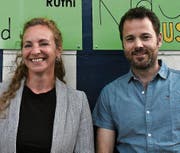 Bettina Kehl, Interimspräsidentin, heisst den neuen Elternvertreter Andreas Büchel willkommen. (Bild: Rösli Zeller)