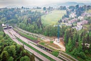 Die Baustelle im Rutschhang Dietli über der Ausfahrt des Schorentunnels. Links das Westportal des Rosenbergtunnels. (Bild: Benjamin Manser)