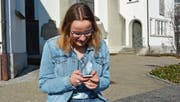 «In meinem Alter ist das Leben ohne Handy undenkbar», sagt Lea Bamert. Dass die Mediennutzung nicht in jedem Alter unbedenklich ist, zeigte sie in ihrer Maturaarbeit zum Thema «Kinder und digitale Medien». (Bild: Marco Cappellari)