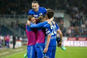 Die Luzerner jubeln nach dem Tor zum 2:0. (Bild: Alexandra Wey/Keystone (Luzern, 5. Mai 2018))