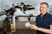 Marc Eichenberger von der Astronomischen Gesellschaft Luzern, in der Sternwarte in Luzern am 1. Mai 2018. In der Hand hält er ein Modell des Planeten Jupiter. (Bild: (LZ/Eveline Beerkircher))
