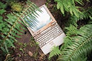 Computer begleiten uns heute überall hin. Aus Grossrechnern sind Kleingeräte geworden – Segen und Fluch zugleich, als Ware schnell veraltet. (Bild: Getty)
