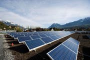 Solaranlage auf dem Schulhaus der Kantonsschule in Sarnen. (Bild: PD)