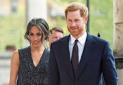 Wagen an der Hochzeit den Spagat zwischen Tradition und Moderne: Prinz Harry (33) und Meghan Markle (36). (Bild: EPA (London, 23. April 2018))