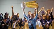 Präsentiert nach der Rückkehr aus Lugano stolz den Meisterpokal: ZSC-Trainer Hans Kossmann. (Bild: Christian Merz/Keystone (Zürich, 28. April 2018))