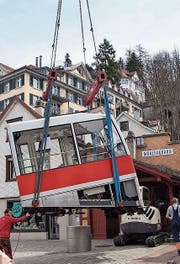 Am 3. April wurde die alte Kabine der Mühleggbahn von den Schienen gehoben. (Bild: Ralph Ribi)